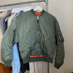 Grön Bomber - Grön bomberjacka. Passar S/M. Perfekt för våren och sommaren.