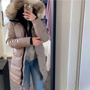 Everest jacka  - Säljer min everest vinterjacka i storlek 34, jag är 34/36 och den passar mig bra.