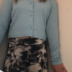 blå långärmad tröja - Nästan aldrig använt, inte så mycket att veta 