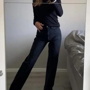 ROWE JEANS WEEKDAY - Snygga högmidjade svarta straight jeans från WEEKDAY. Modellen är ROWE och strl är 24/32. Säljer då de inte kommer till användning längre, har använt 2 ggr. Super fint skick! NYPRIS: 500kr, MITT PRIS: 160kr