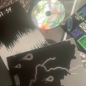 Noeasy  - Köpte ett nytt noeasy album så säljer mitt gamla, klistermärken, skivan, photobok följer me. 200kr. Kommer med en changbin photocard från ordinary albumet! Kom privat för fler bilder osv