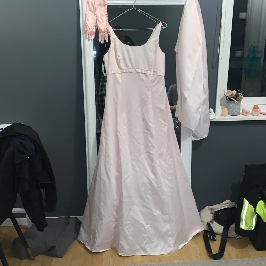 Rosa, fluffig baklänning