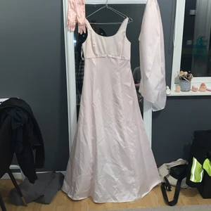 Rosa, fluffig baklänning - Använd förra året, tvättats i kemtvätt. Storlek s, funkar som m. Köpte den för 3000kr säljer för 500kr (pris kan diskuteras). Ingår även handskar och cape.