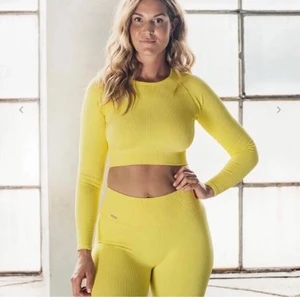 Träningsset aimn - Säljer mitt skitsnygga träningsset från aim’n som endast är använt 2 gånger eftersom jag har för mycket träningskläder! Nypris ligger på runt 900kr, det är i nyskick, hör av er vid frågor och funderingar! Storlek S och passar xxs-liten M skulle jag gissa på! 275 inklusive spårbar frakt! 