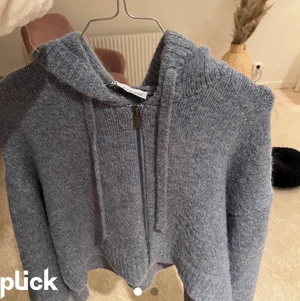 Stickad hoodie  - Säljer denna superduper snygga stickade ziphoodie ifrån zara. Perfekt blå färg och superfin nu till våren. Den är i bra skick och knappt använd. Köp direkt för 200. Lånade bilder kom privat för egna
