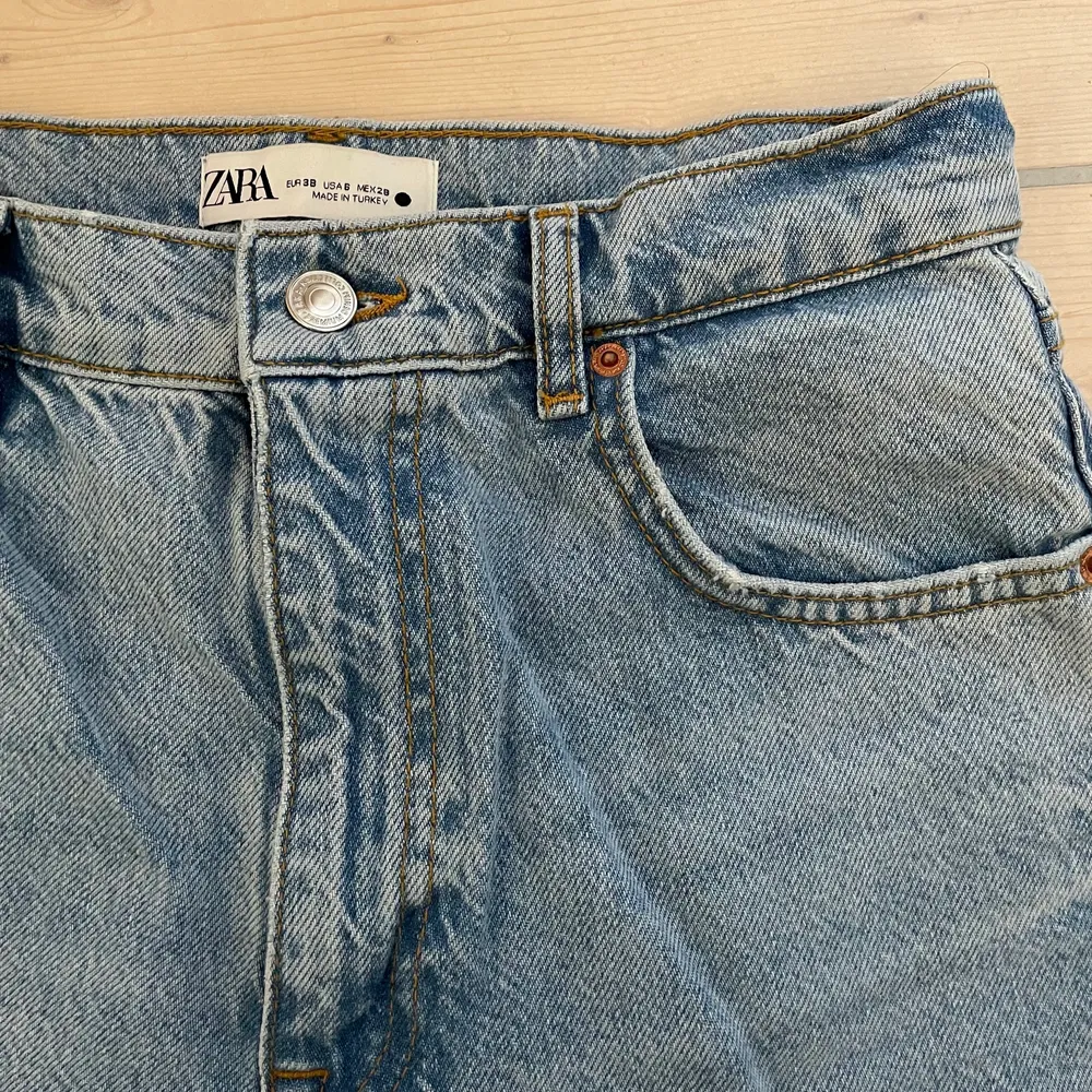 Ljusblå 90’S jeans från Zara. Avklippta. Innerlår mäter ca 83 cm.. Jeans & Byxor.