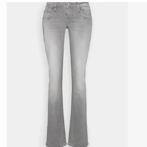 valerie jeans - skulle vilja byta dessa mot ett par likadana i 27/32 eller 26/32 då dessa va för stora för mig. kan också sälja dom men skulle hälst byta💞