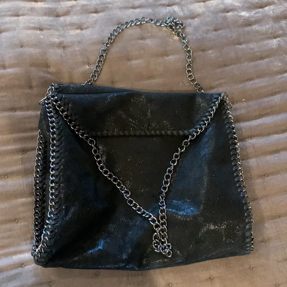 Jättesnygg liknade Stella McCartney väska🤩 Nyskick, nypris : 400 kr. . Accessoarer.