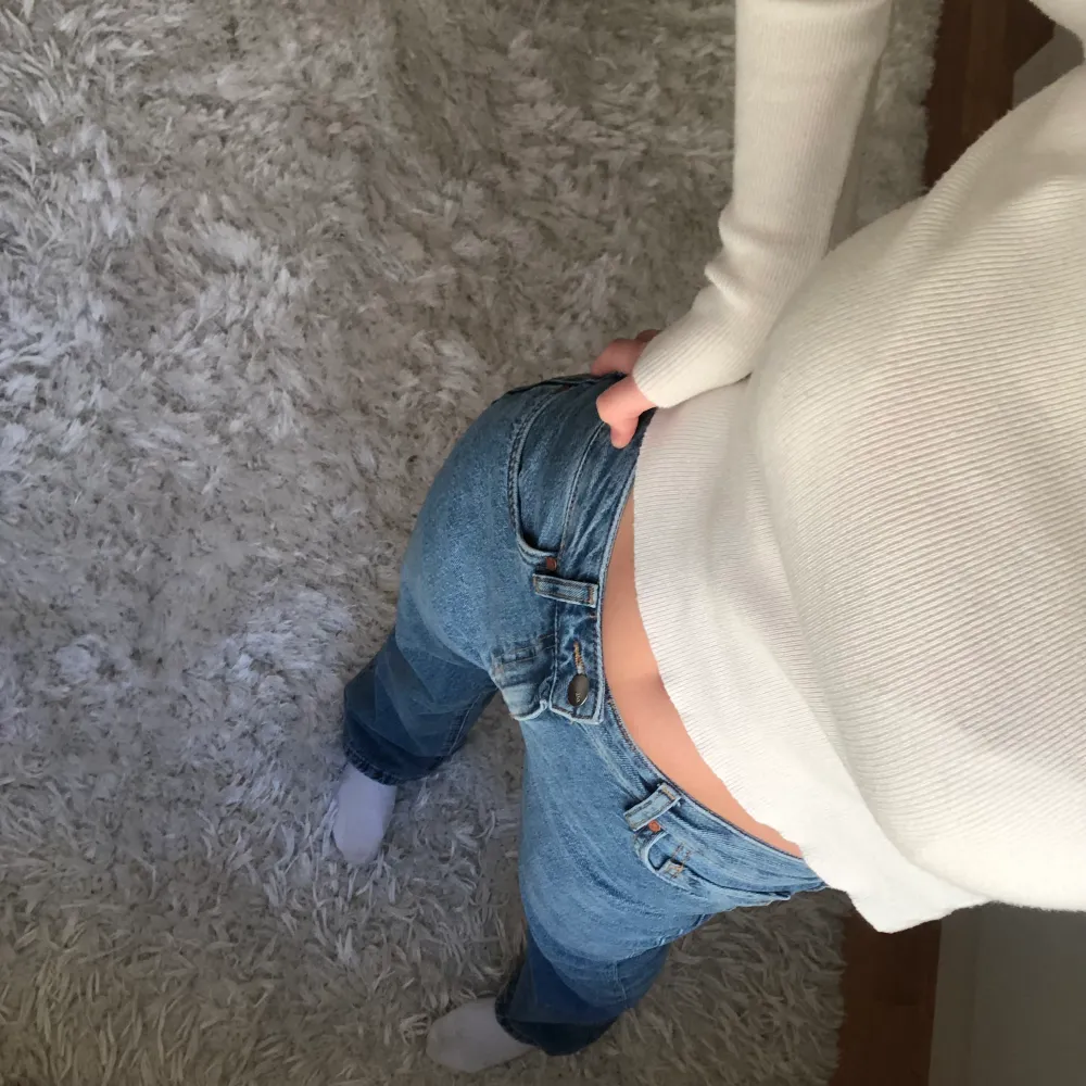 Lågmidjade blåa jeans och aldrig använda. Köpare står för frakt💕. Jeans & Byxor.