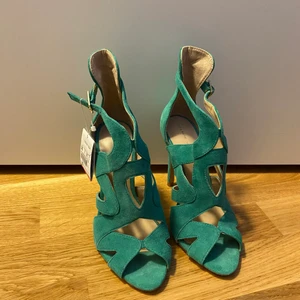 Nya klackar från Zara  - Supersnygga klackar från Zara som jag ej använt, strl 36. Finns ej kvar i butik. 500:- om du vill köpa direkt 🌸