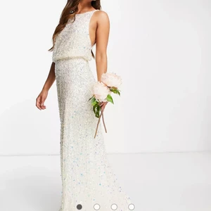 Balklänning - Säljer denna superfina balklänning då den inte passar mig, köpt på asos för 2000 och lappen sitter kvar. Jag är 172 och den går ner till fötterna på mig🤍 priset ej spikat