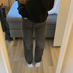 Monki jeans - Mörkgråa Jeans i bra skick! Andra bilden är från monkis egna hemsida. Frakt tillkommer 💕