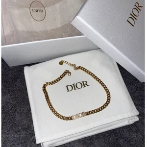 Dio(r)evolution Neckless - Superfint dior halsband köpt på Dior butiken i Bangkok. Äkthetsbevis, kvitto och kartonger finns såklart. Chokermodell, men går att justera och använda vanligt som jag brukar göra. Fint skick💕 Orginalpris: 31000 thb = 8877kr. Go