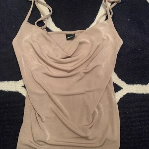 Ginatricot linne - linne från gina tricot i storlek small. ”draperi” effekt vid bröstet, eller vad de kallas😁