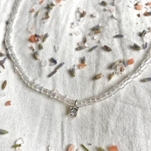 Halsband med strass hänge - Litet halsband med genomskinliga glaspärlor och ett litet hänge med strass🤍 går även att göra i blått!