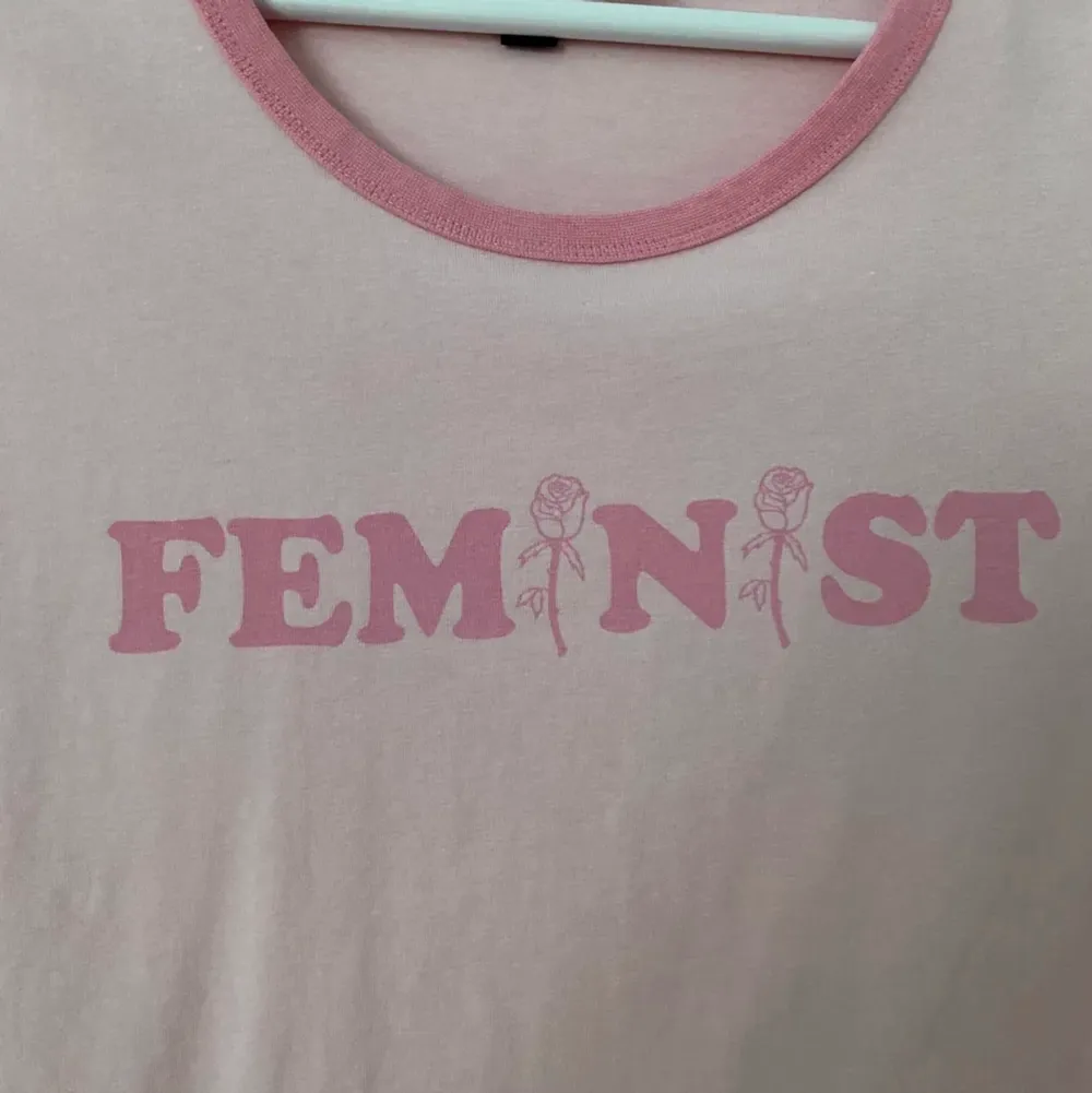 Rosa feminist tröja💕 som tyvärr inte kommer till nån användning längre . T-shirts.