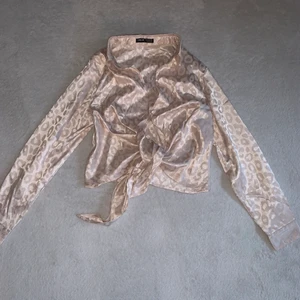 Ljusrosa leopardmönstrad skjorta  - En ljusrosa leopardmönstrad skjorta från Shein, oanvänd, STRL: 36 (Frakt: 45kr)