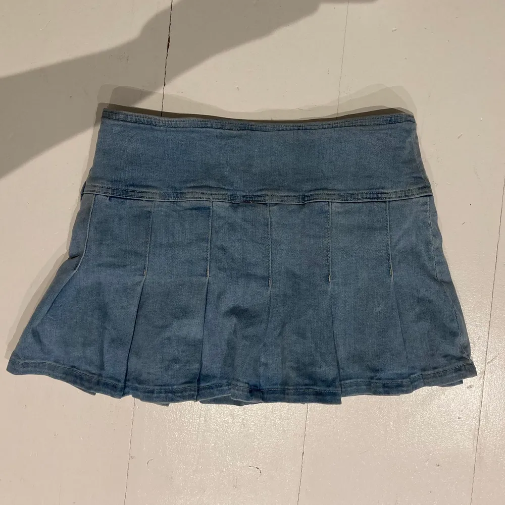 Kattigaste mini kjolen från Urban Outfitters, perfekt inför sommaren! | Jeans tyg med stretch, storlek M men hade även passat S | Nyskick - aldrig använd, endast testad (original pris 500kr) | Köpare står för frakt ❣️. Kjolar.