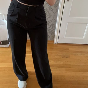 Kostymbyxor - Kostymbyxor från bikbok. Aldrig använda. Jag är 160