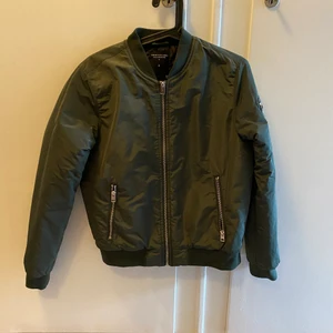 Bomberjacka strl S - Grön bomberjacka från Lager 157. Storlek S men passar mindre L. Använd 2-3 gånger. 