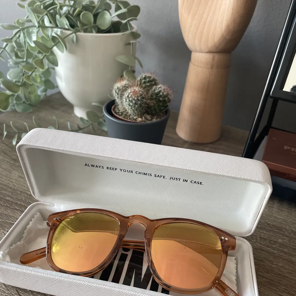 Ett par jättefina solglasögon från chimi eywear❤️knappt använda därmed i bra skick, säljes med orginalbox och tillbehör❤️Nypris ca 1000❤️. Accessoarer.