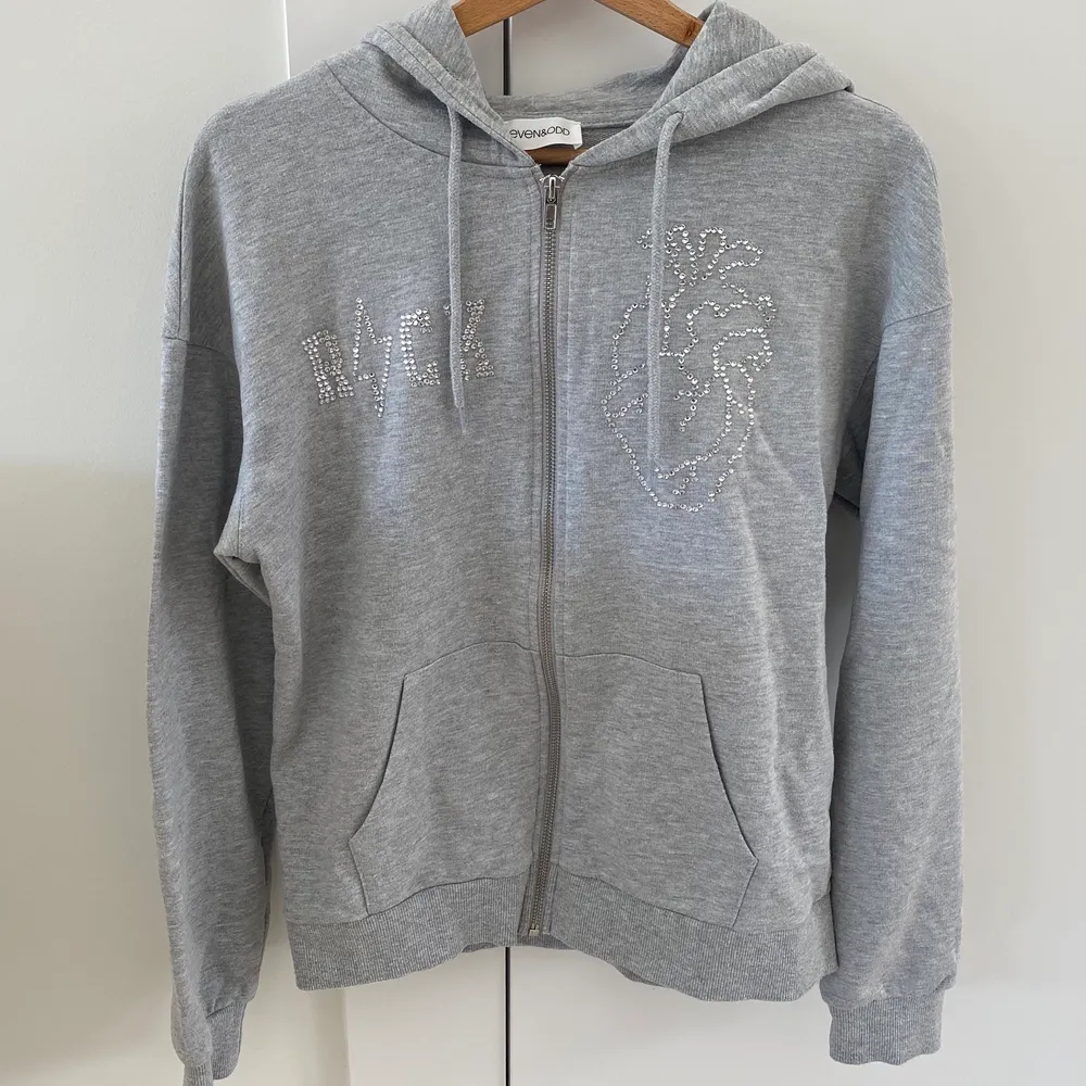 Grå zip-hoodie med rhinestones storlek M. Tröjor & Koftor.