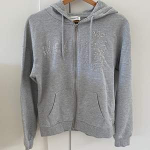 Grå zip-hoodie med rhinestones storlek M