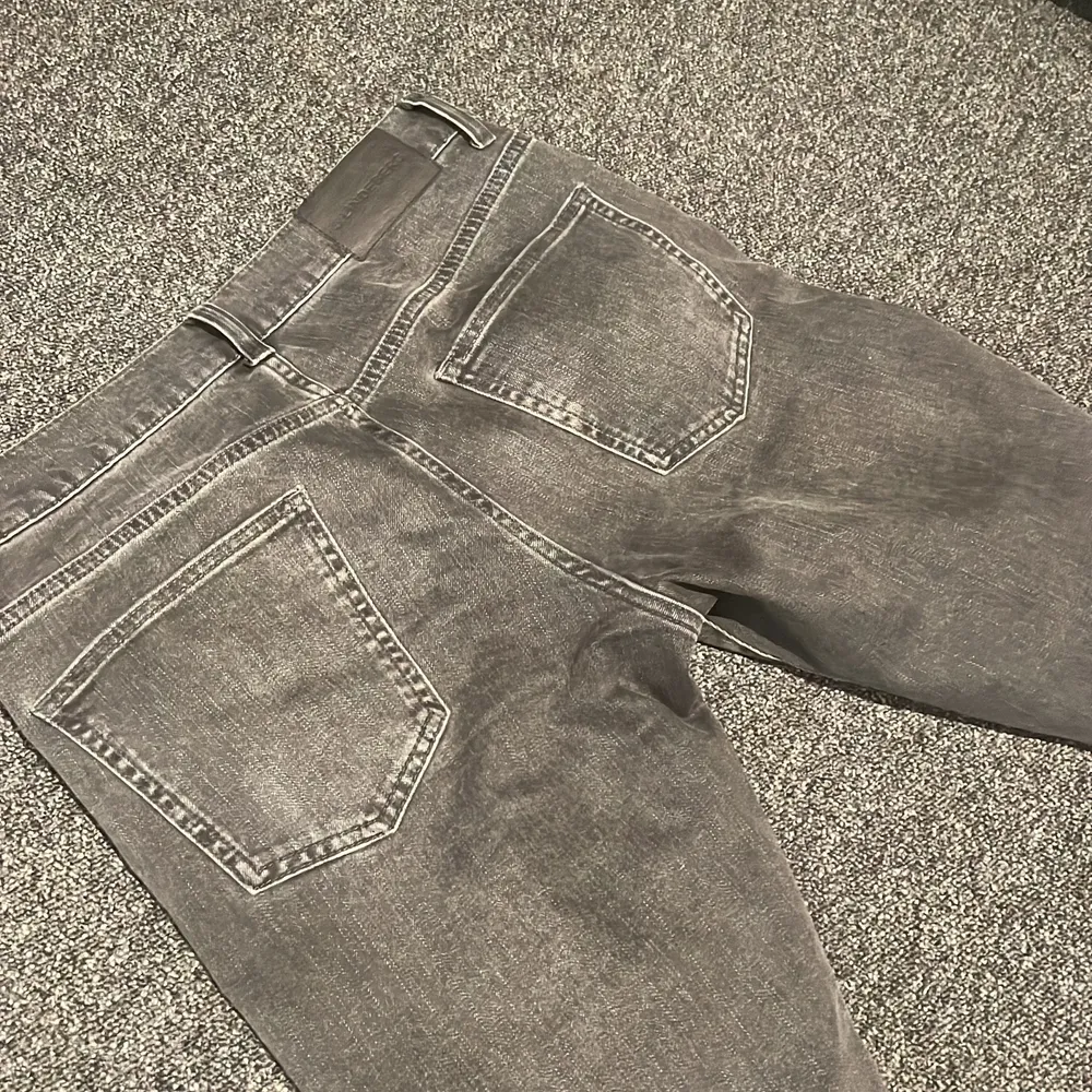 Jeans med en lite tightare passform, uppsydda 4 cm i längden . Jeans & Byxor.