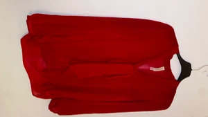 Röd tunika - Mycket fin tröja, använd 1 gång, passar med alla slags underdelar. Köparen står för frakt.