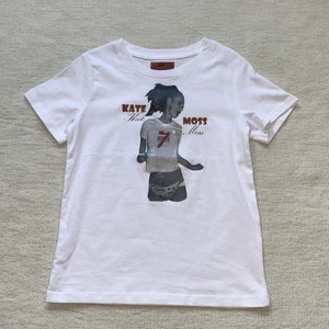 Kate Moss t-shirt - Köpt på plick, i ganska bra skick, trycket är lite trasigt. Köpte för 300