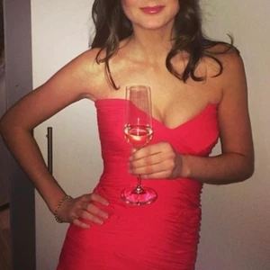 Röd långklänning - Röd bandeauklänning. Från Anamaria Couture. Kemtvättad. Använd ett fåtal gånger. Nypris 4000kr