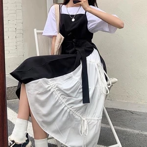 Sommarklänning - Minimalistisk sommarklänning med fake dubbellager🤍 jag stylar med vit T-shirt under men funkar också utan! Jätteskön att ha på sig och bra kvalitet! Använt två gånger förra sommaren men annars är den i nyskick<3 Nypris: $34  På mig (170cm) går klänningen ner till smalbenet, runt 90cm vid bysten! Lite cottagecore vibigt och så designunikt! Skriv vid frågor eller fler bilder!🖤