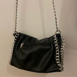 Svart väska - ✨Säljer nu min fin fina Tiamo väska som tyvärr inte längre används pågrund av att jag har en ny väska✨ ~SÅLD~