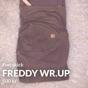 Freddy Wr up pants. Storlek S - stretchiga. Varan är sparsamt använd, som ny. Mid waisted. Varan kan postas då köparen står för frakten under överenskommelse. #freddy #freddywrup