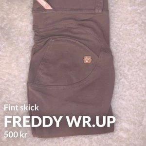 Freddy WR.UP - Freddy Wr up pants. Storlek S - stretchiga. Varan är sparsamt använd, som ny. Mid waisted. Varan kan postas då köparen står för frakten under överenskommelse. #freddy #freddywrup