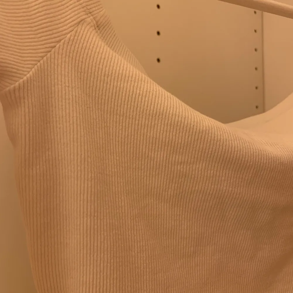 Säljer denna off-shoulder, långärmade tröjan i ett jättestretchigt och skönt material🌟! Köpt på Bikbok och knappt använd! Storlek S, men skulle säga att den passar Xs- en liten M då den är stretchig💗.. Toppar.