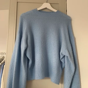 Stickad tröja - Jättefin blå stickad tröja från Weekday, storlek XS men  passar även S, skriv för fler bilder! 