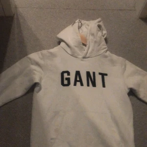Vit gant hoodie - Relativt bra skick, mindre fläck på magen men går nog bort i tvätt.