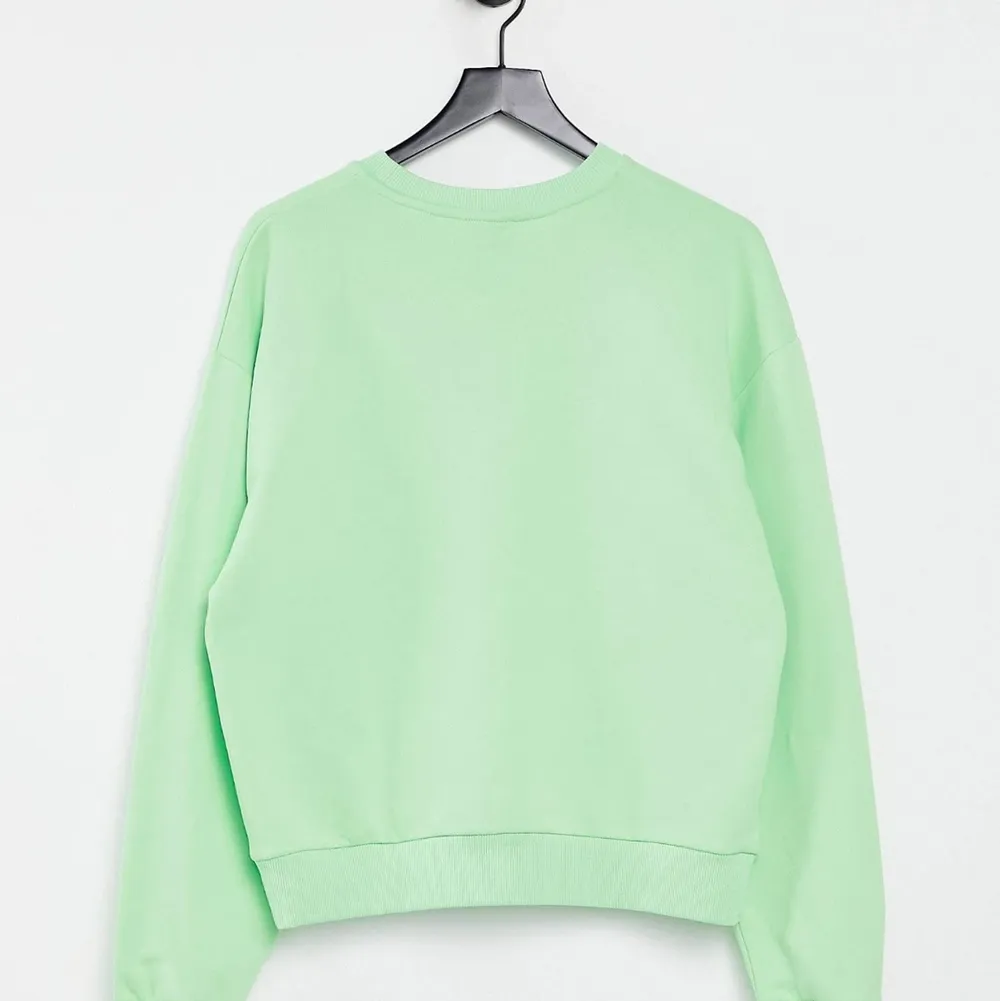 En grön sweatshirt mend en härlig grön färg till sommarkvällar!💚💚🍀. Tröjor & Koftor.