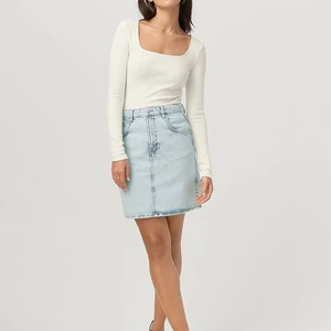 Jeanskjol st 34 - Jeanskjol från Gina tricot i storlek 34, aldrig använd med prislappen kvar. Säljes pga för liten.