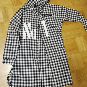 Jacka - Lång fin rutig jacka. Utmärkt skick.75kr.st.S.Skriv för mer info/bilder