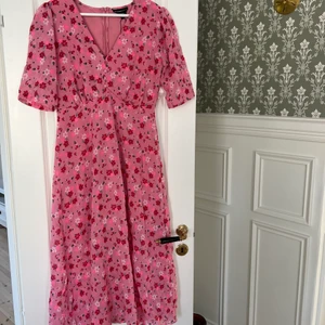 Sommarklänning - Söt sommarklänning med klädda knappar. 