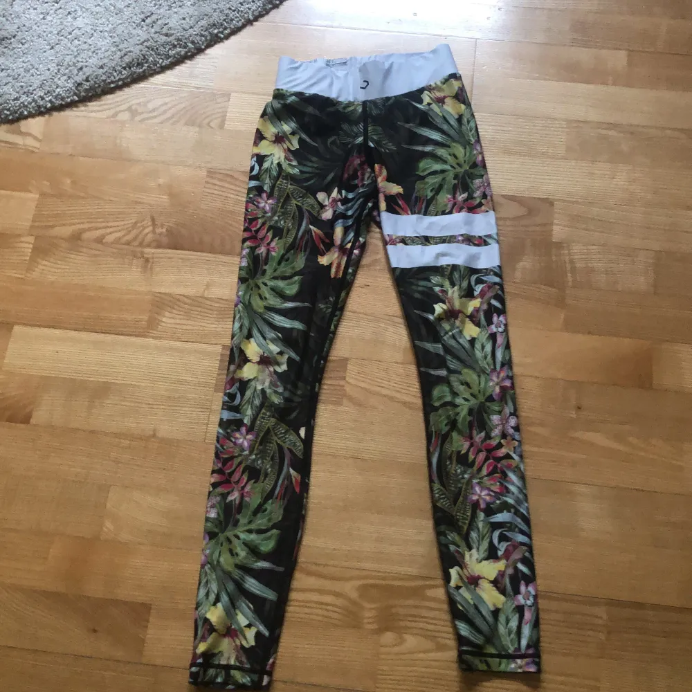 Säljer dessa jättefina leggings. Jag har haft på mig de 1-2 gånger. Jag säljer eftersom de är lite för små. Jag köpte de av en annan tjej här på Plick men de har blivit för små för mig. Inga defekter. . Jeans & Byxor.