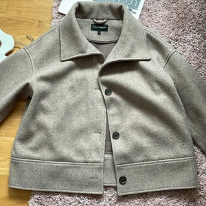 Kort kappa  - Jättefin kort kappa från Kappahl, knappt använd 