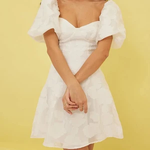 Klänning - Super fin och gullig klänning från NAKD🤍🤍🤍 helt slutsåld på hemsidan, klickade hem 2 storlekar och säljer nu den i storlek 36 som tyvärr va lite för liten på mig vid bysten, endast testad med prislapp och originalfärpackning kvar. (modellen på bilden bär storlek 36). Passar perfekt inför sommaren eller studenten🤩🤩