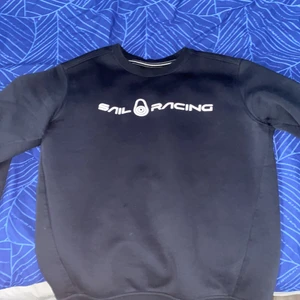 Seil Racing  - Säljer min tröja för att den är liten för mig och därför vill jag sälja den köpte den för bara några dagar sen och har inte använt den 