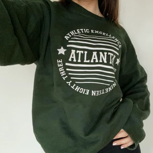 mörkgrön college tröja/sweatshirt - Skön, sitter oversize på mig som har S. Köpt på Beyondretro för ett tag sen. Perfekt för kalla sommarkvällar!💚  Står ingen storlek men skulle uppskatta en M-L. Funkar unisex. Möts upp och fraktar! 