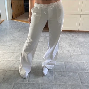 Linnebyxor - As fina lågmidjade linnebyxor!! Storlek 38 men passar mig som brukar ha 34/36💕 lånade bilder men exakt samma modell. Skriv för egna bilder. Om flera är intresserade blir det budgivning 💕 Om annonsen inte är markerad som såld så är den kvar! 
