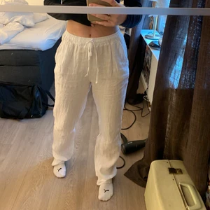 Linnebyxor  - Säljer dessa maaagiska linnebyxor i storlek m/l men sitter dom är väldigt små i storleken så sitter som en s. Helt Nyköpta oanvända, prislapp kvar. Frakt tillkommer💕