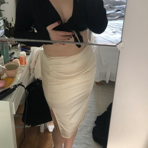 Silkeskjol - Midi Silkeskjol i beige färg 🥰